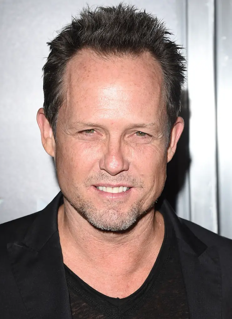 How tall is Dean Winters?